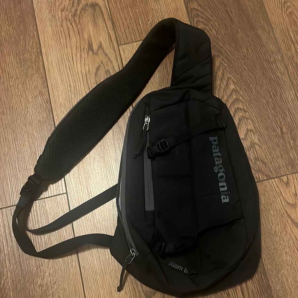 Patagonia Classic Black Sling 
Backpack Day Crossbody